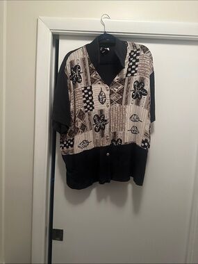 Relaxed Short-Sleeve Shirt Jacket in Black and Tan